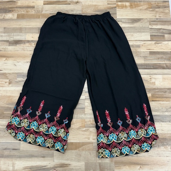 Forgotten Grace Plus 2X Pants Wide Leg Cropped Embroidered Black Floral NWOT - Picture 1 of 6